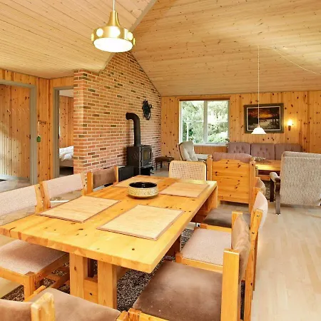 Three-bedroom Holiday In By 1 Ans