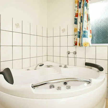 Three-bedroom Holiday In By 1 Ans