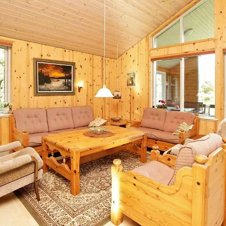 Three-bedroom Holiday In By 1 * Ans