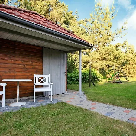 Three-bedroom Holiday In By 1 Ans